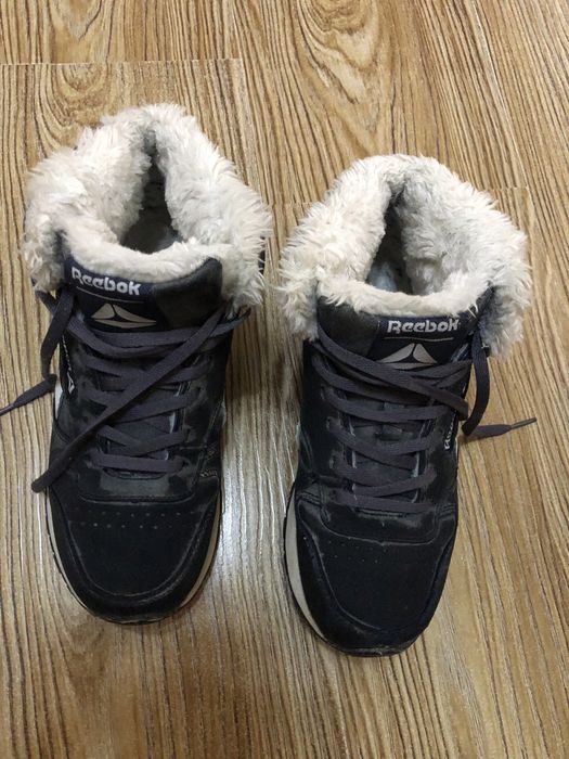 Продаются ботинки.