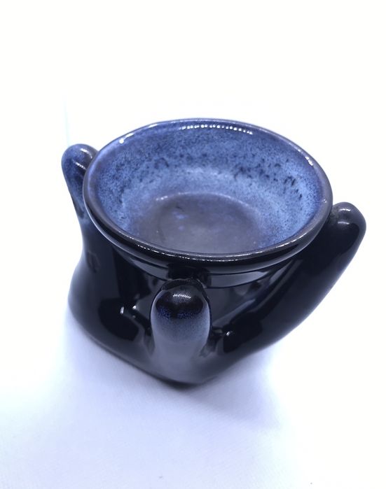 Подсвечник в виде руки.