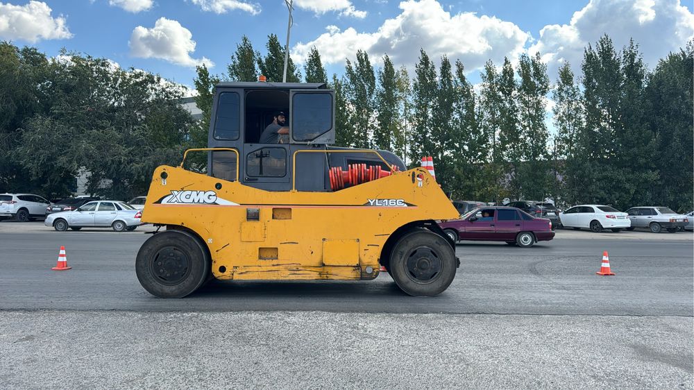 Асфальтоукладчик и катки