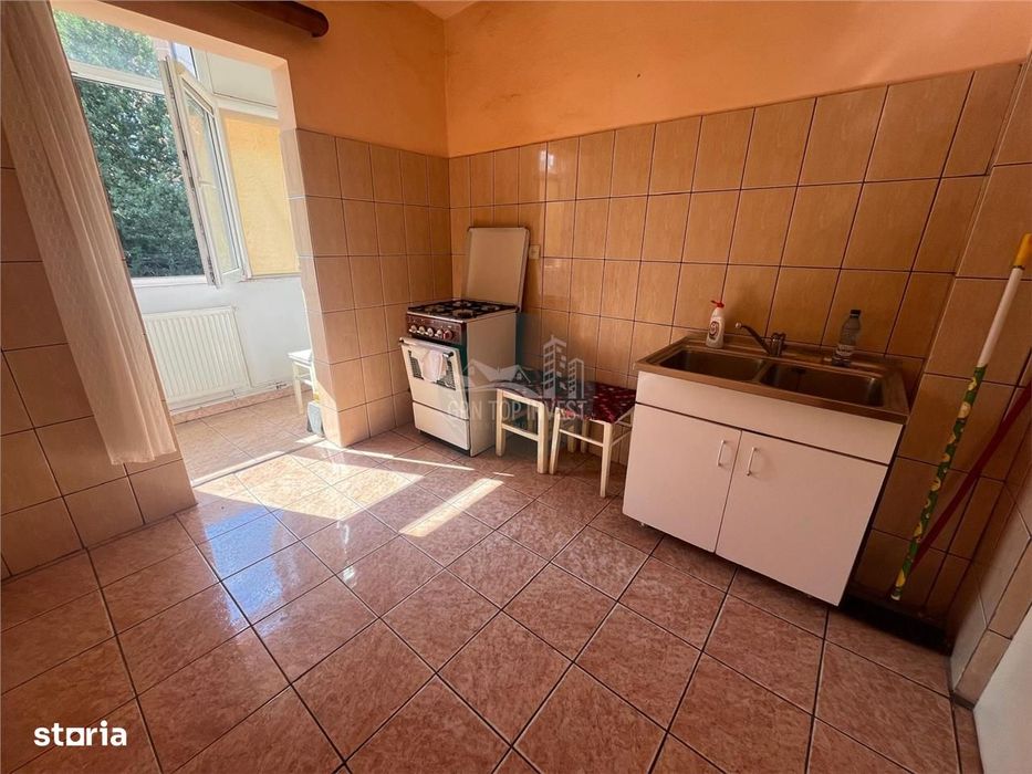 Apartament 2 camere decomandat balcon pivnita zona Vasile Aaron — fotografia 3