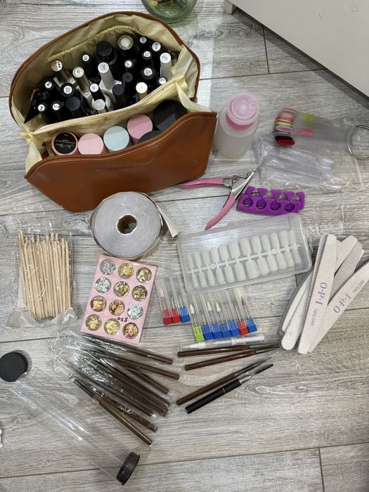 маникюрный столик со всеми материалами