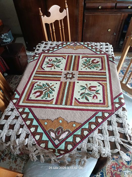 Față de masă tradițională, cusută manual pe etamină cu franjuri (80x80 cm)