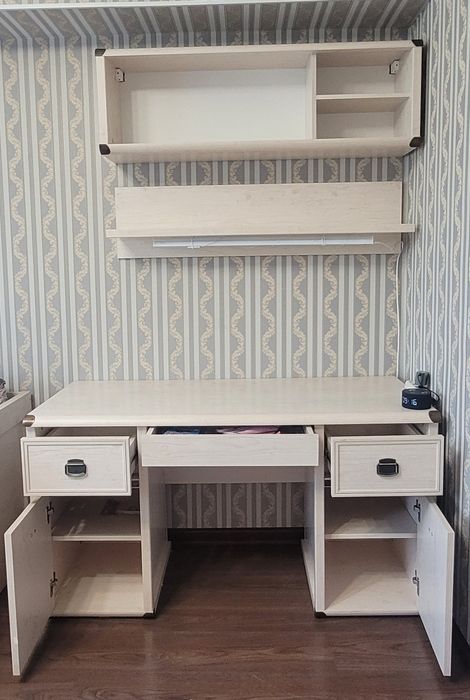 Продам письменный стол Магелан.