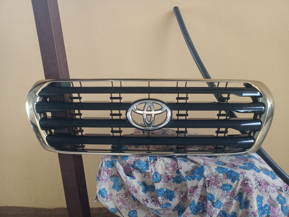 Переднии рещетка Лэнд круйзер 200