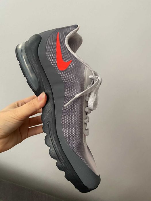 Vand adidasi Nike Air Max Invigor