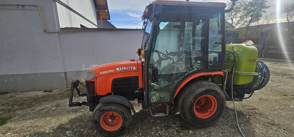 Tractoras kubota cu cositoare perie de maturat si lama de zapada