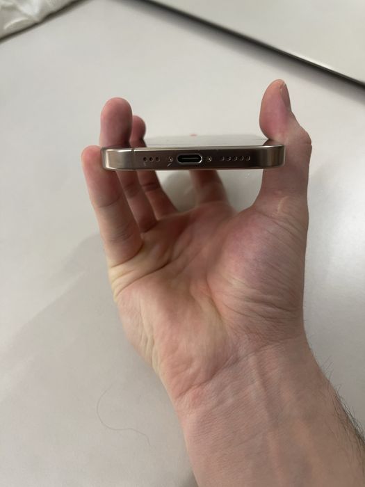 Б/У Iphone 16 pro