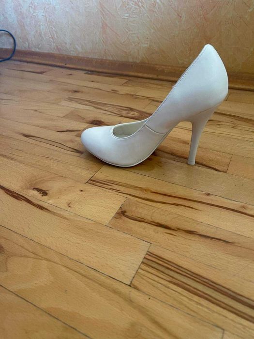 Обувки на ток цвят бял