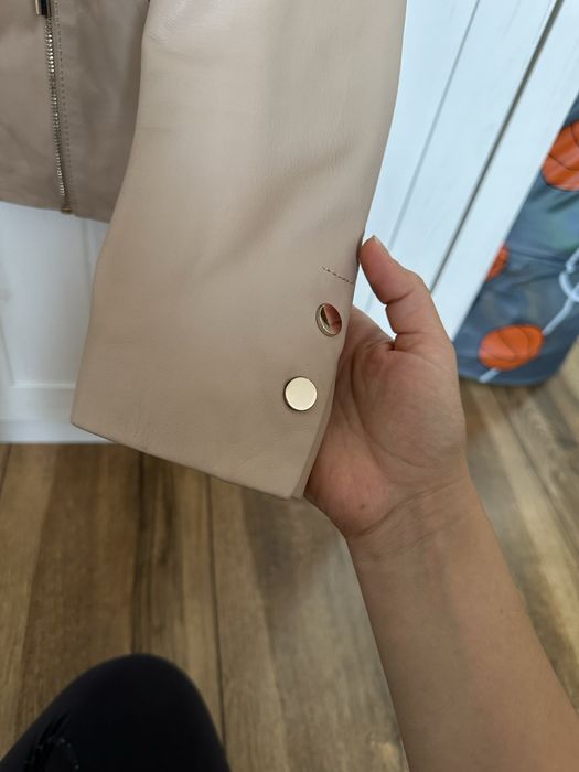 Стилно бежаво кожено яке Mango