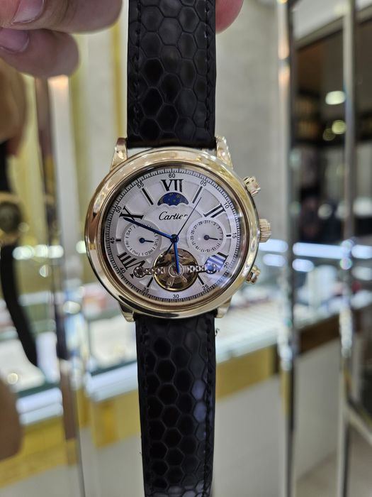 Золотые часы картье 585 пробы, массивныеи очень  крупные в диаметре