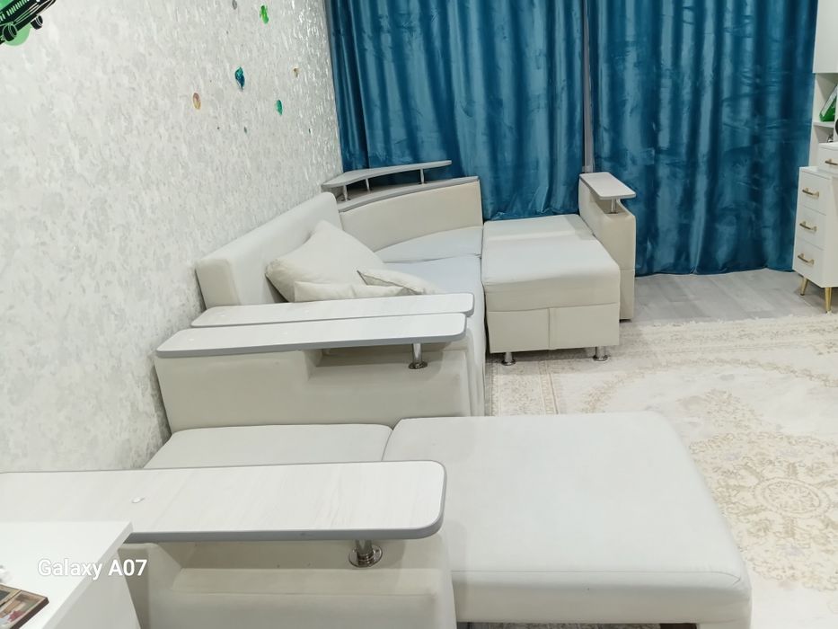 Мягкий уголок цвета чай с молоком