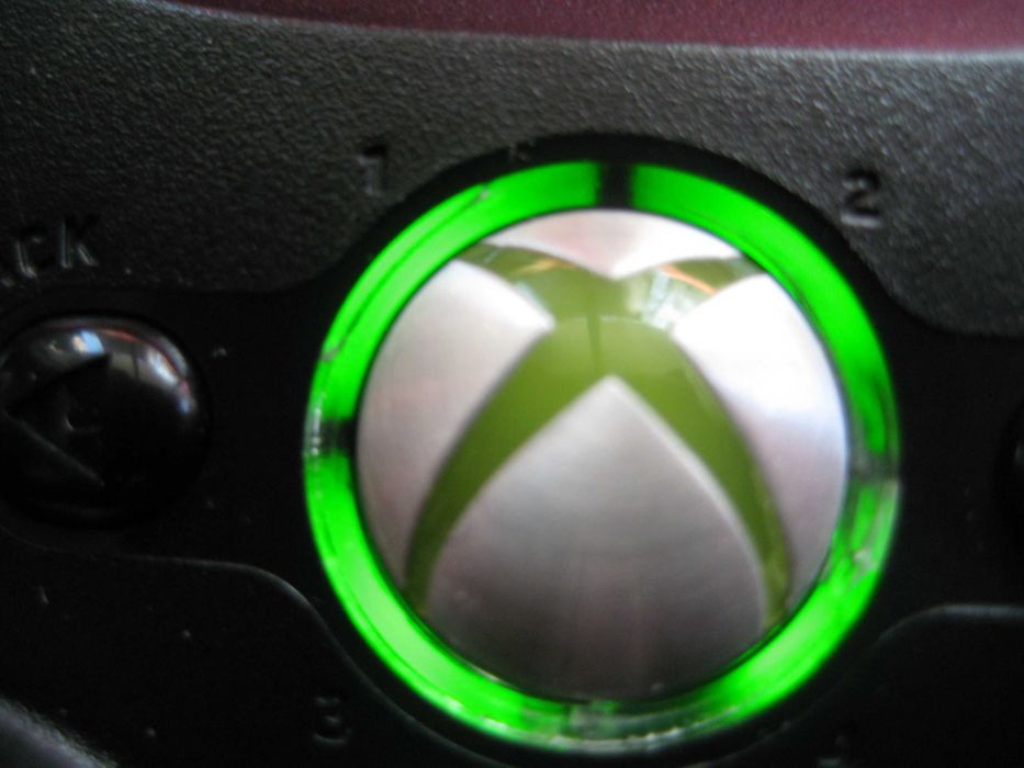 Продавам оригинален контролер за XBOX 360