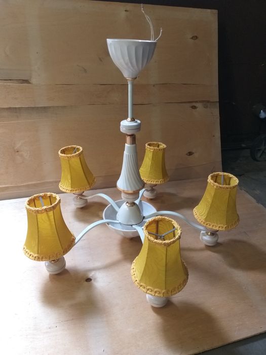 Люстра-светильник, фарфоровая.