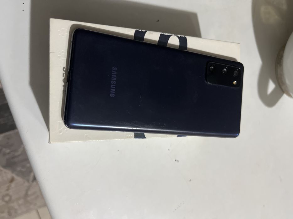 Samsung S20 FE пподаю данный телефон