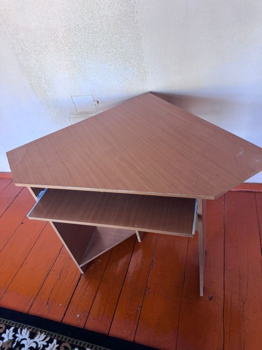 Продается компьютерный стол.