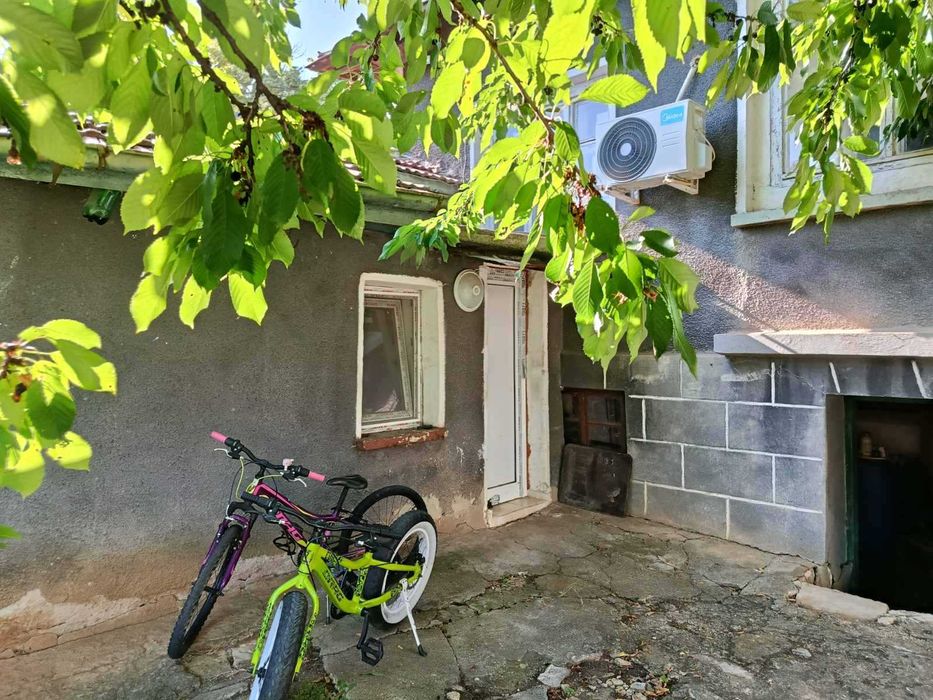къща с двор + двор с масивна сграда, село Желява
