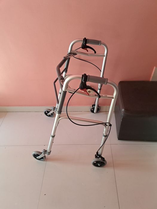 Vand cadru din aluminiu pe roti pentru persoane cu dizabilitati de mers