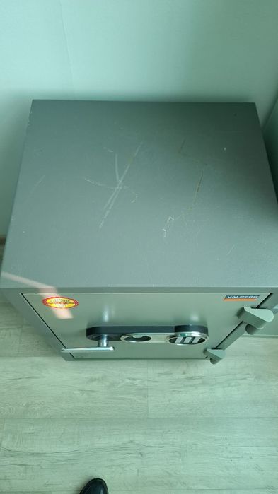 Продаю металлический сейф