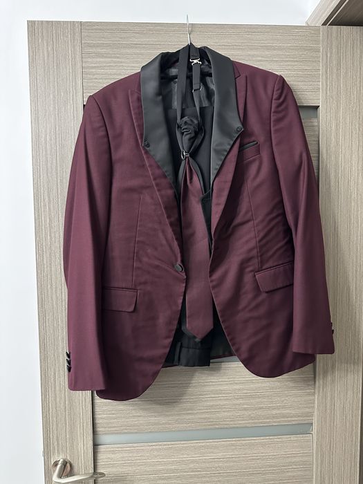 Costum barbat burgundi, marimea 48