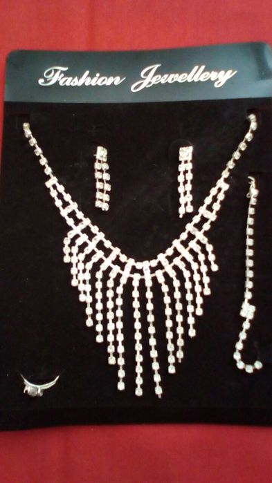 Нови колие с обеци и гривна.