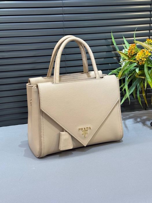 Geanta Prada noua !!! Dimensiuni 25/21 !!!