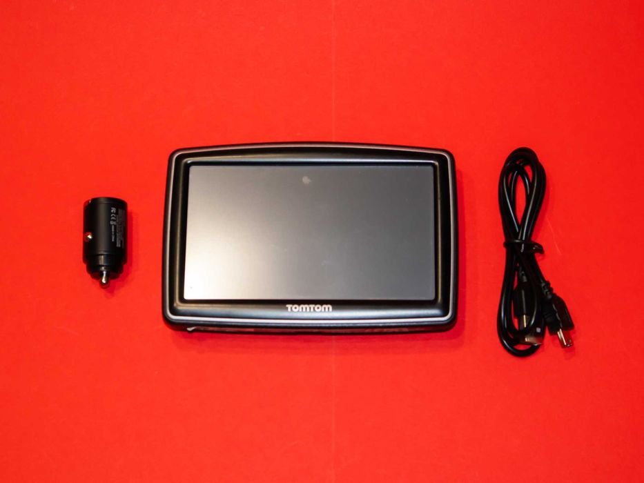 TomTom навигационна система GPS устройство с кабел и зарядно за кола