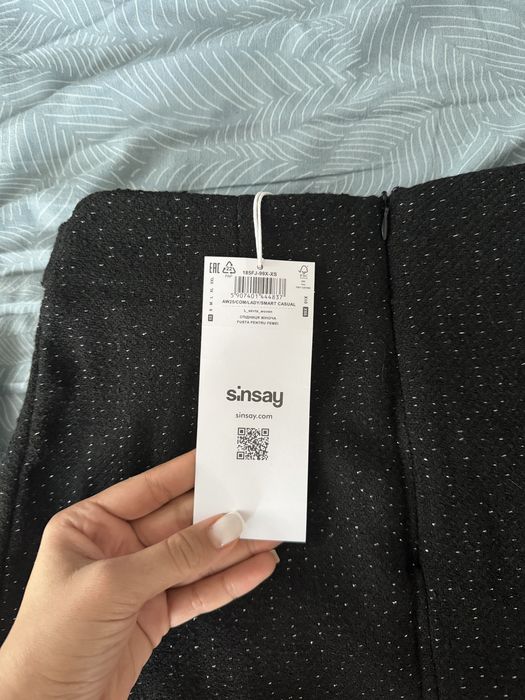 Черна блестяща пола