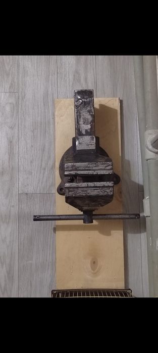 Продам советские тиски.