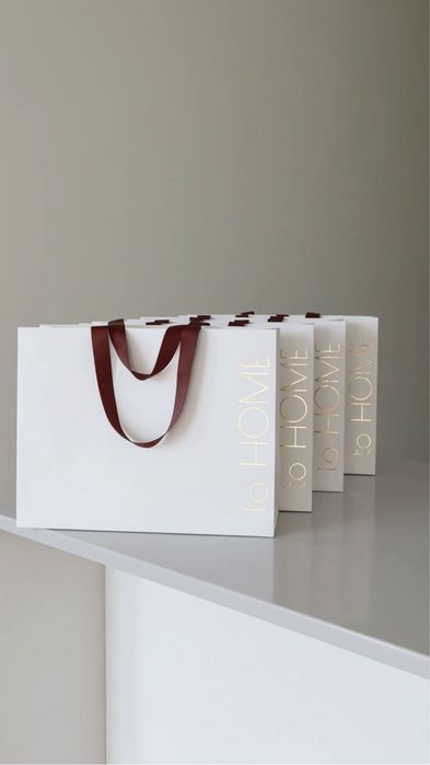 Гул учун подарочный пакетлар.  Бренд номи езилган  бумажный пакетлар