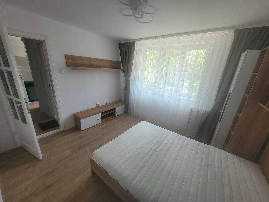 Dau în chirie apartament 3 camere, 60 mp utili, Piața 1 Decembrie - lângă parc