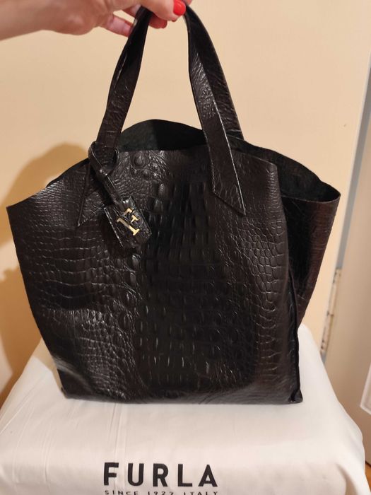 Черна чанта Furla модел divide it