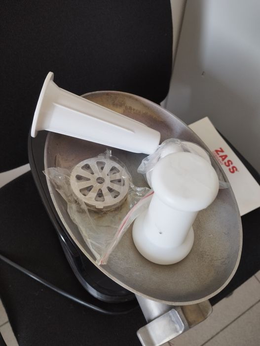 Mașină de tocat carnea. Ras cașcaval și legume.