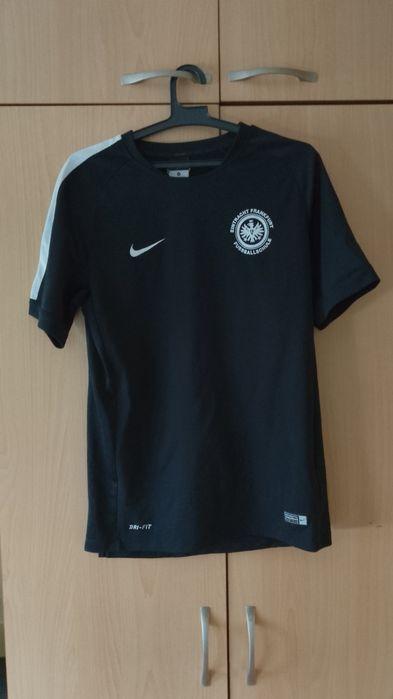 Черна тениска на футболния отбор Eintracht Frankfurt