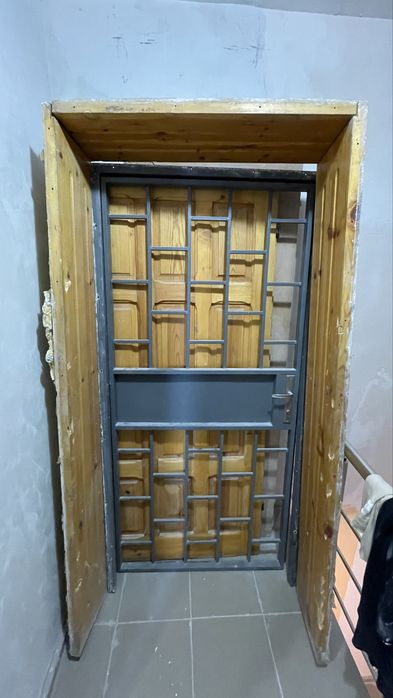 Продавам 2 врати с каси