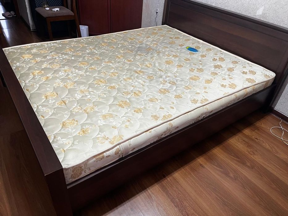 Продам двуспальную кровать