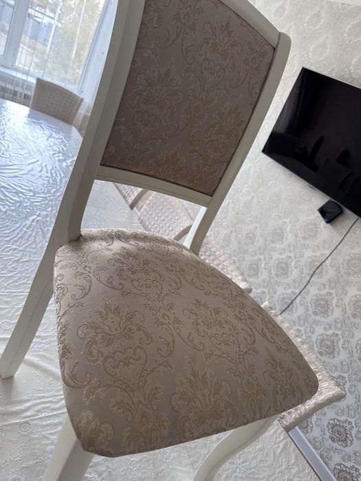 Стол и стулья в комплекте