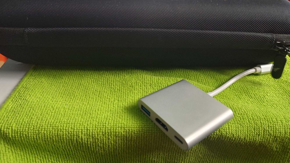 mini dock TV  si husa grip -accesorii bonus pt Steam Deck