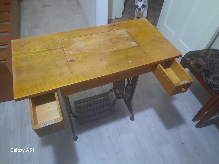 Продам швейную машинку времён СССР