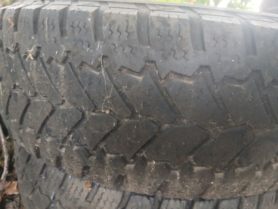 Vând anvelope iarna 225/70/15C
