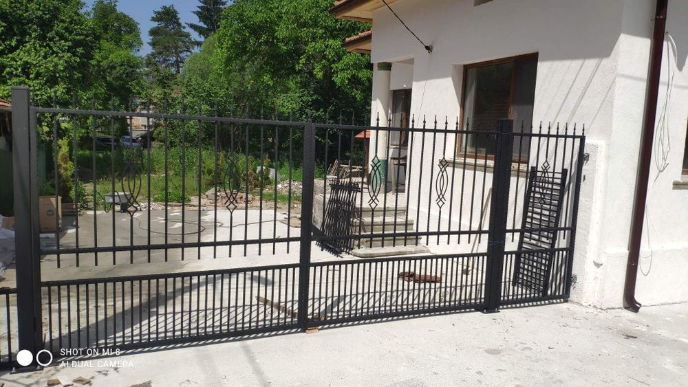 Направа на портални и пешеходни врати,вътрешни и външни парапети