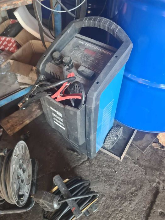 Оборудвано хале за ремонт на камиони