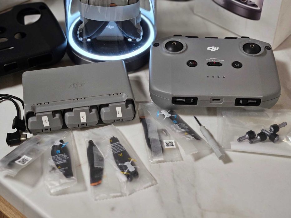 DJI Mini 2 Fly More Combo + Charging Display Base