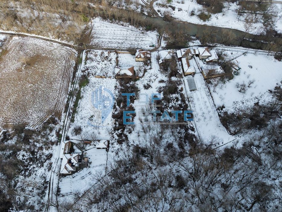 Едноетажна къща близо до река с голям двор в село Росно, област Велик