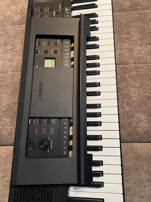Продам Синтезатор Yamaha PSR-E273 с пюпитром