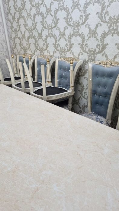 Mebel megmon kutishga, yevropa usubda yaslagan. 12 stuli bor