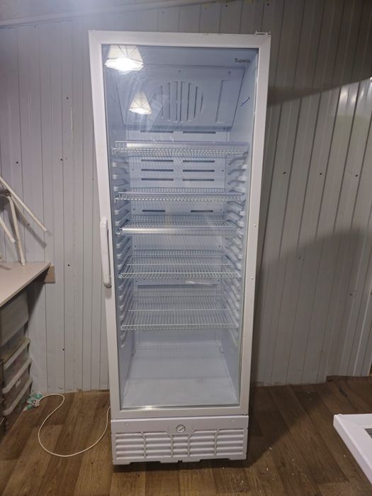 Продам витринный холодильник
