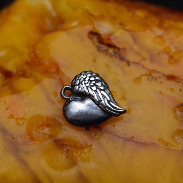 Сребърен медальон 925 „Ангелско сърце“ – символ на обич и закрила