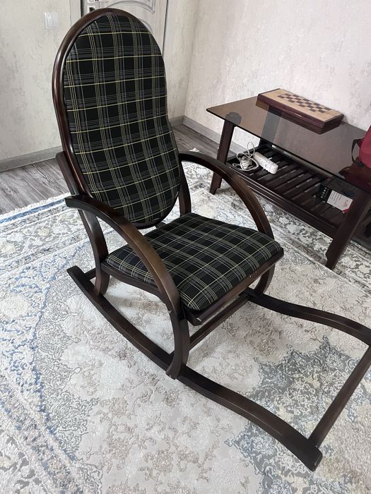 Продаю срочно кресло-качалку! В идеальным состоянии!