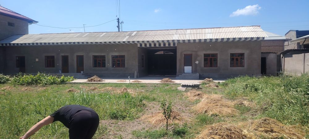 Hovli 10 sotix sotiladi maklerlar bn ishlimiz