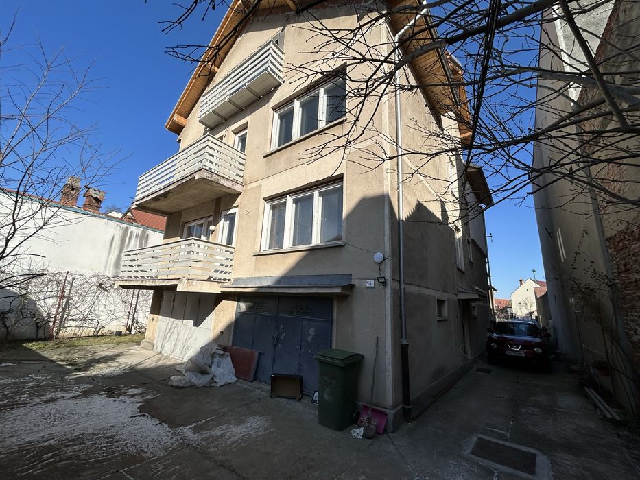 Apartament in casa 4 camere 2 bai, buctarie, garaj si curte